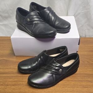 2 Pairs of Clarks Size 6 Women's Shoes In Black and Navy